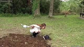La japonesa CFNM Femdom Risa riega las plantas humanas