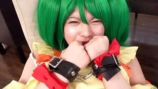 Saçlarını Boyamış Japon Kadın Horoz Emziriyor