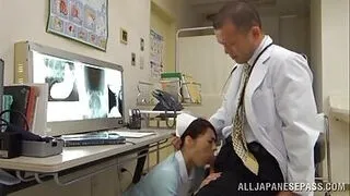 Japanische Krankenschwester lutscht am Schwanz des Arztes