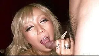 Blonde Asiatin liebt es zu lecken und zu saugen