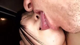 Joven japonesa chupando polla en una furgoneta