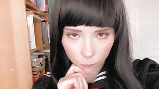 Японская студентка глубоко отсасывает член и занимается сексом в позе наездницы.