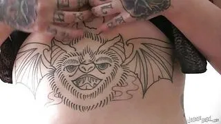 Gothic-Mädchen zeigen ihre Tattoos