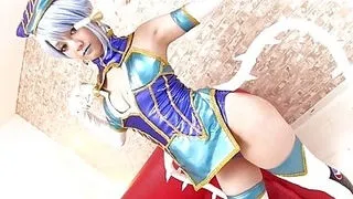 Mädchen aus der Zukunft spielt schmutzige Spiele