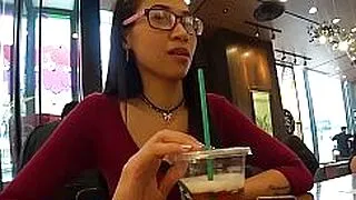 Sexy thailändische MILF-Amateurin wird in einem Einkaufszentrum für Sex aufgelesen (Video)