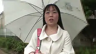 Неаккуратный кремпай для азиатской милф, которая обожает игрушки и секс – это немного странно.