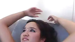Angelina es una asiática guapa con un trasero voluptuoso que ansía semen caliente.