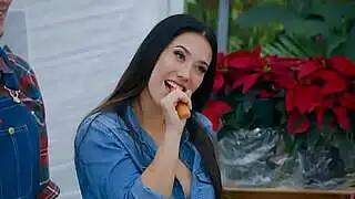 Seksi Asyalı güzel Eva Lovia pazarda ilişkiye girdi.