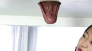 Asiatin im Gloryhole besamt