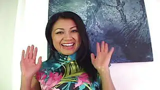 Asiática cachonda - Una MILF ardiente hace vibrar este POV memorable