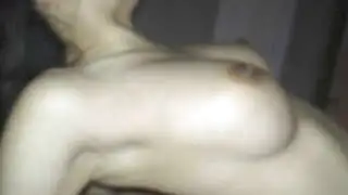 Göğüsleri büyük Asyalı genç kız, sıkı kalçalarıyla beyaz bir erkeğin penisini sürüyor.