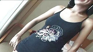Asyalı Fahişe Stella Soyunuyor ve Cinsel İlişkiye Giriyor