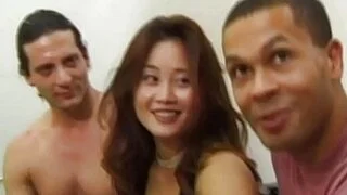 Asiatische Schönheit wird von zwei Männern gefickt