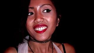 Chicas asiáticas jóvenes y sexys en su primer gloryhole